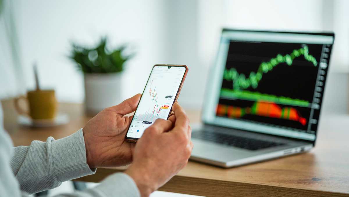 Religare Broking Recommends Buying Muthoot Finance and Selling Titan in June Futures